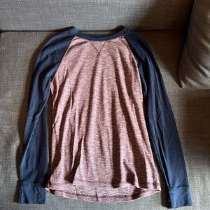 Long sleeve, woven tee